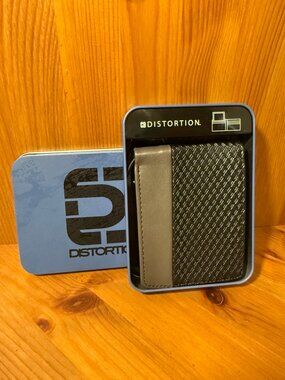 Distortion Men’s Black Bifold Wallet Textured Embossed Wallet Gift Tin